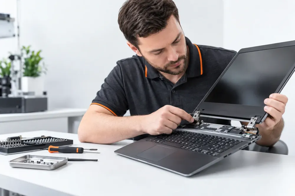 Хрустит петля ноутбука Asus: почему нельзя откладывать — инженер ЭЛЕРОЗ работает с ноутбуком Asus